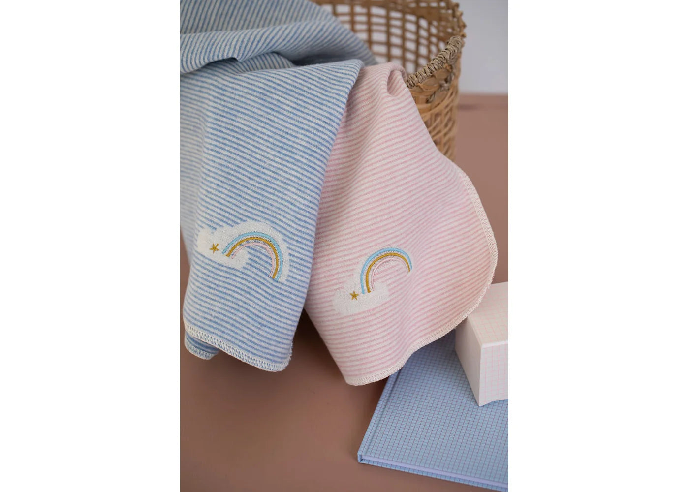 Babydecke Juwel "Regenbogen", Kuscheldecke mit Stickerei