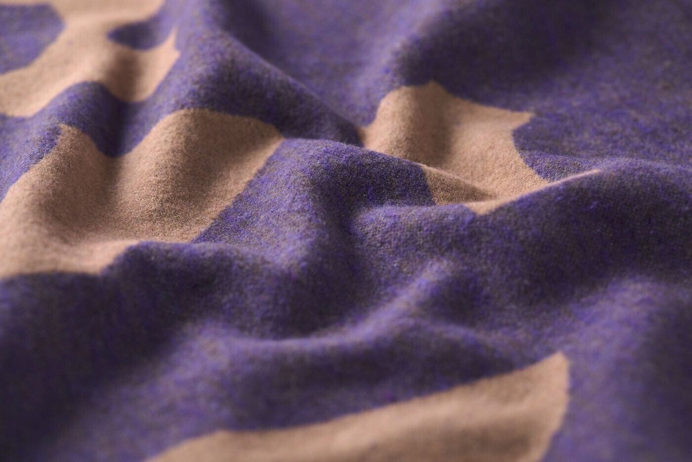 Wohndecke Luca „Viola abstrakt“, Flanelldecke
