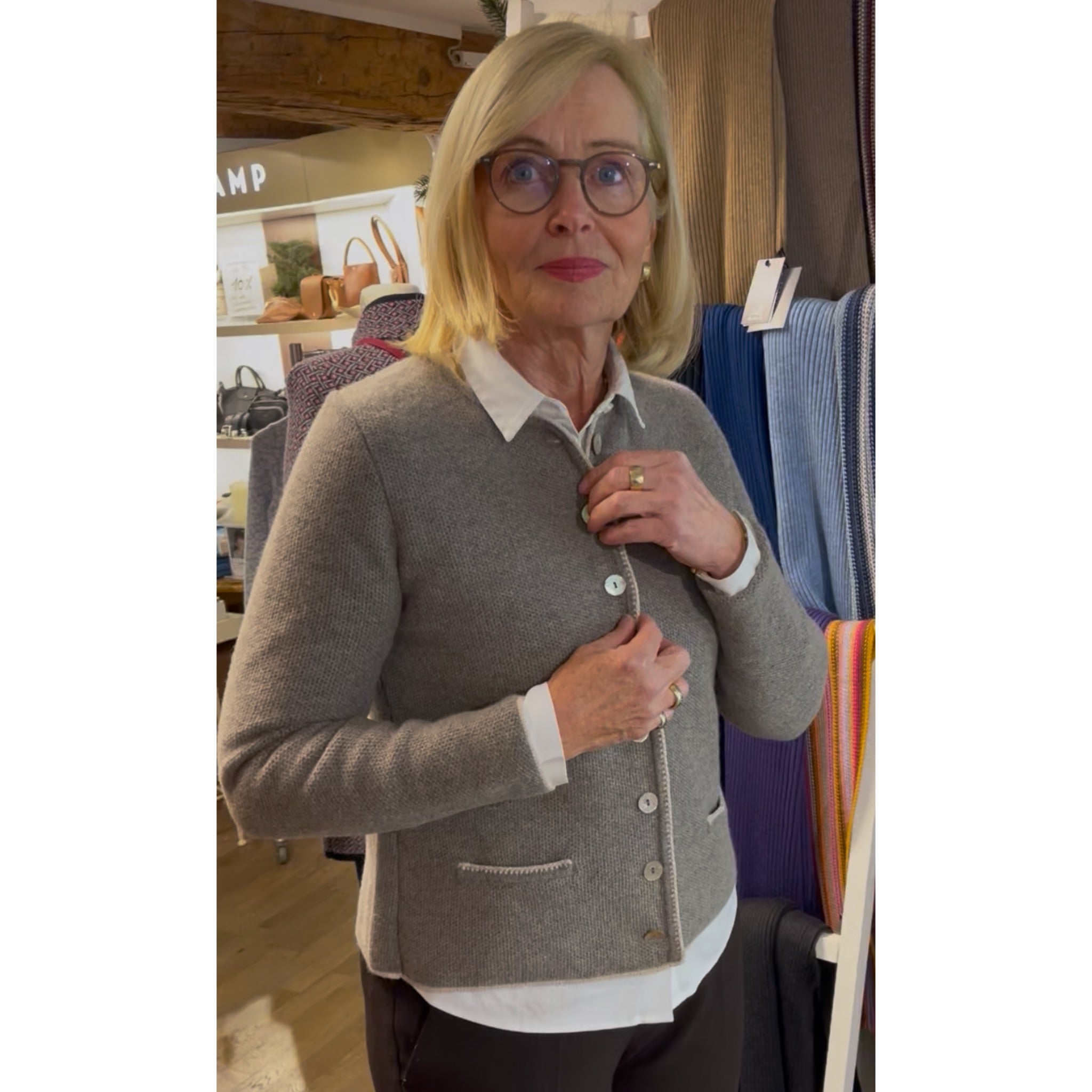 Astrifa Strickjacke, Janker Bischofswiesen mit Rückenfalte, Schlamm